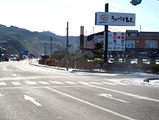 国道を富山方面に約1kmで港入口です。